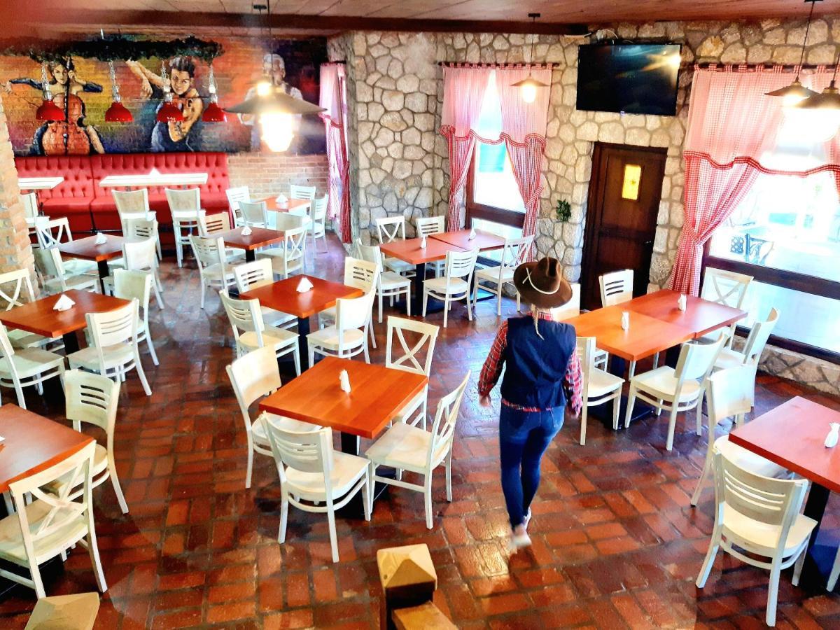 Apartament El Paso City, - Unique Wooden Cottages, Treehouse, Wild West Rooms, 1-6 People Zlatibor