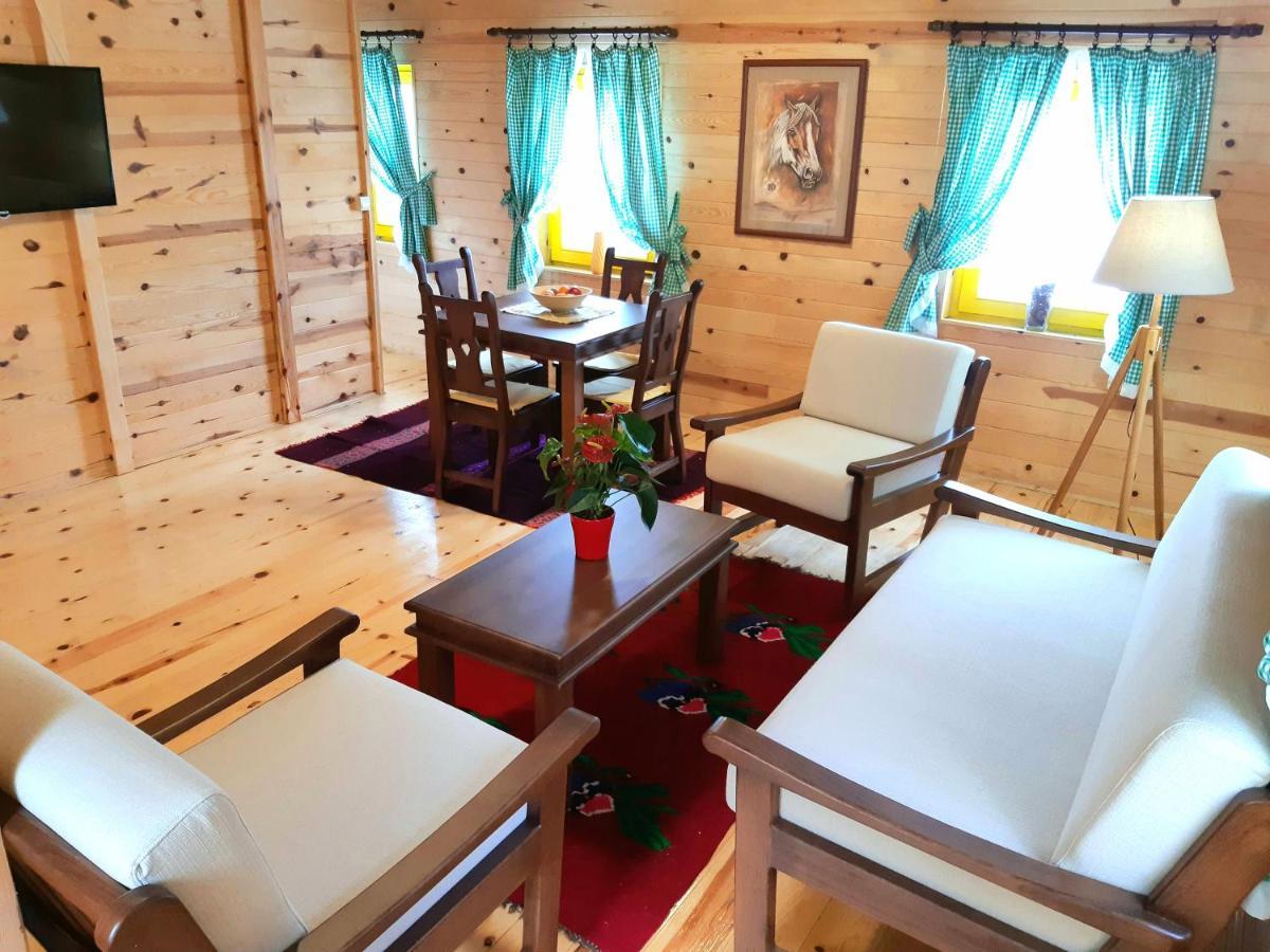 El Paso City, - Unique Wooden Cottages, Treehouse, Wild West Rooms, 1-6 People *